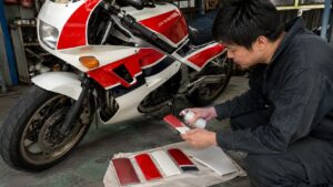 旧車スポーツバイクの純正色スプレーを試し塗りで確認する作業